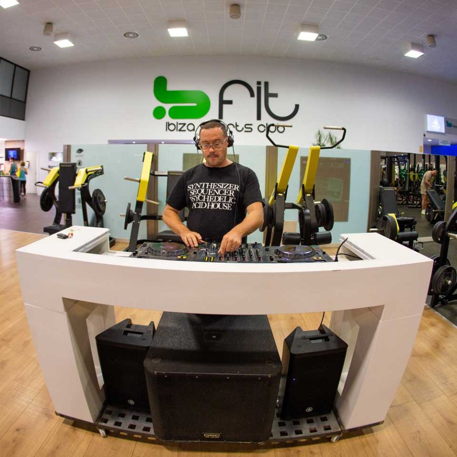 dj en directo en la zona fitness de Bfit Ibiza Gym