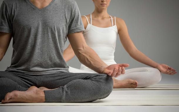 clase de yoga restaurativo en Ibiza gimnasio Bfit Ibiza Sports Club