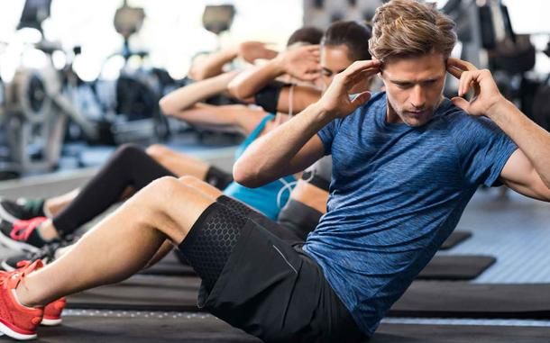 Clase de abdominales y estiramientos en Ibiza gimnasio Bfit Ibiza Sports Club