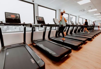 Zona cardio con máquinas technogym en gimnasio Bfit Ibiza Sports Club