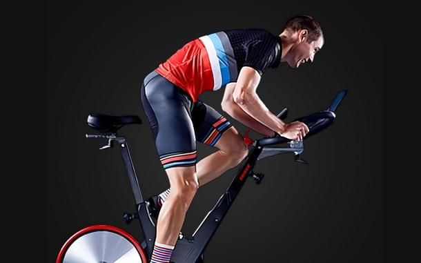 Clase de indoor cycling en Ibiza gimnasio Bfit Ibiza Sports Club