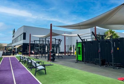 pistas de pádel y piscina en gimnasio Bfit Ibiza Sports Club