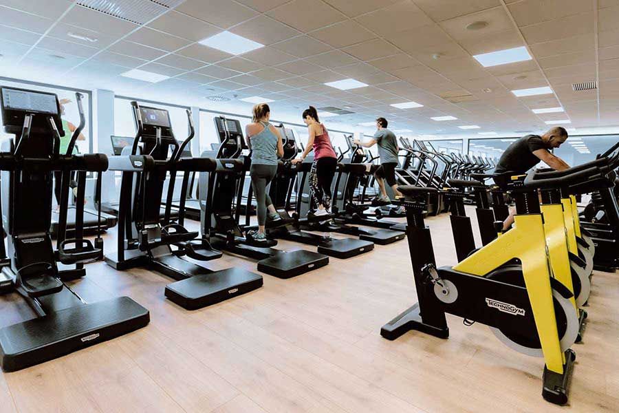 Zona cardio con máquinas Technogym en Bfit Ibiza Gym