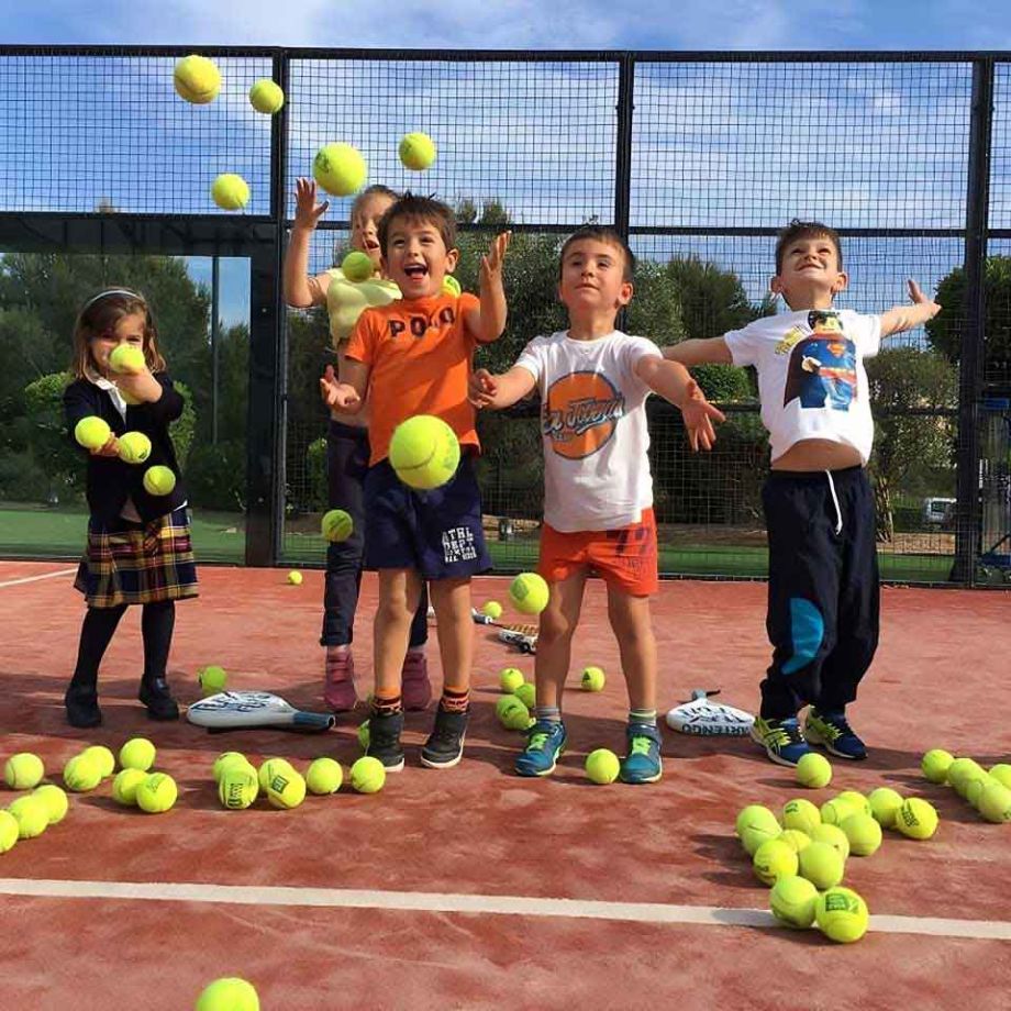 Clases de pádel para niños y niñas en Ibiza 