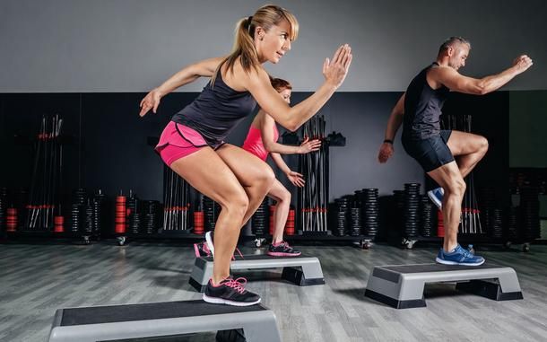Clase de step en Ibiza gimnasio Bfit Ibiza Sports Club